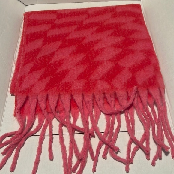 Scarf blanket checker board pattern. - Picture 1 of 3